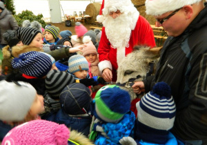 Mikołaj z reniferem Rudlfem wśród dzieci