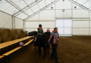 Dziewczynka jedzie na koniu