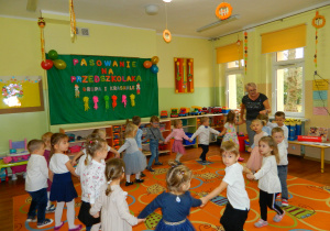 Dzieci tańczą w kółeczku trzymając się za ręce