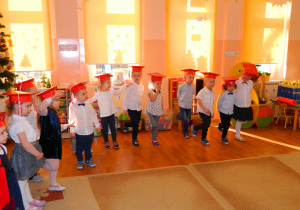 Dzieci śpiewają piosenkę z pokazywaniem nóżek i rączek