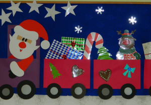 Widok dekoracji z Mikołajem jadącego pociągiem