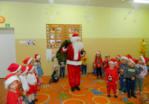 Mikołaj wita się z dziećmi z grupy Krasnali