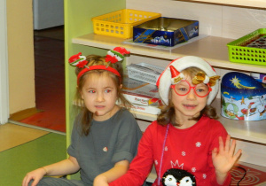 Dziewczynki z grupy Misiów ubrane w akcesoria mikołajkowe witaja Mikołaja