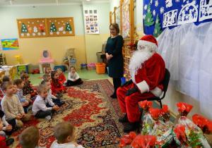 Dzieci z grupy Biedronek śpiewają kolęde dla Mikołaja