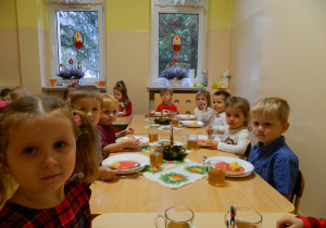 Dzieci z grupy Krasnali siedzą przy wigilijnym stole