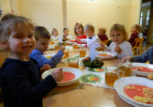 Dzieci z grupy Krasnali jedzą wigilijny obiad