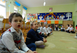 Dzieci z grupy Motylki śpiewają kolędy