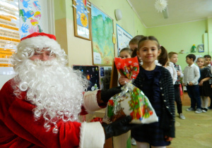 Magda otrzymuje prezent od Mikołaja