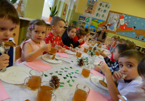 Dzieci z grupy Jeżyków siedzą przy wspólnym stole spożywając obiad wigilijny