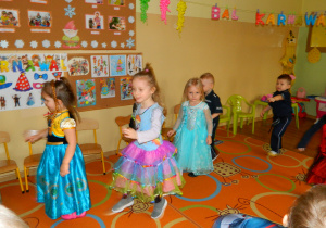 Dzieci z grupy Krasnali tańczą w kółku