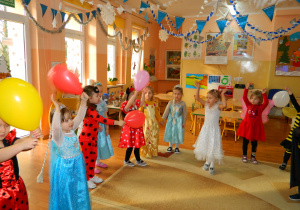 Dzieci z grupy Wiewiórek tańczą z balonami w kółku