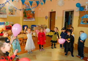 Dzieci z grupy Wiewiórek tańczą z balonami w kółku