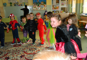 Dzieci z grupy Misie tańczą w kółku trzymając się za ręce