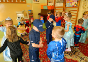 Dzieci z grupy Biedronek tańczą w parach