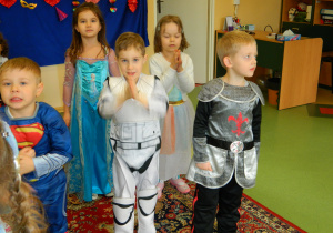 Dzieci z grupy Biedronek we wspólnym tańcu z pokazywaniem słów piosenki