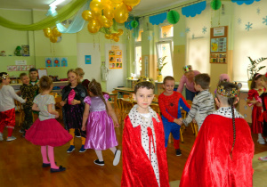 Dzieci z grupy Motylki w przebraniach tańczą w parach