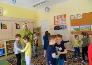 Dzieci z grupy Misiów tańczą w parach.