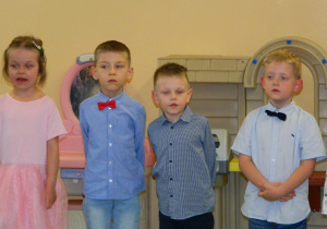 Dzieci z grupy Biedronek śpiewają piosenkę.