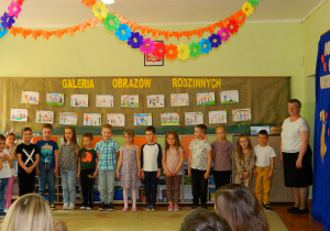 Dzieci z grupy Motylków śpiewają piosenkę dla rodziców.
