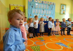 Maluchy pokazują rączki do śpiewanej piosenki.