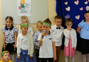 Dzieci z grupy Misiów mówią wiersze do mikrofonu.