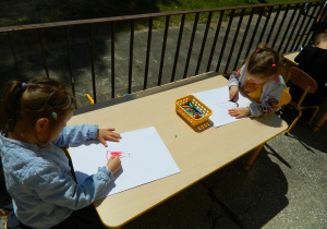 Dziewczynki rysują podobiznę Krasnala.