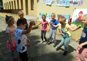 Dzieci z zerówki tańczą wygibasy w kole.