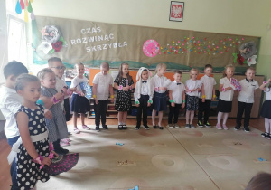 Dzieci śpiewaja piosenkę o motylkach