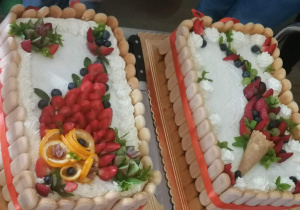 Widok dwóch tortów dla dzieci i ich rodziców na pożegnanie zerówki