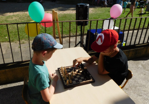Chłopcy grają w szachy.