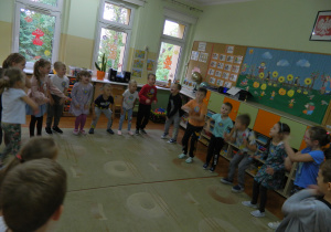 Dzieic z grupy Motylków tańczą w kole.