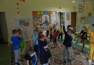 Dzieci z grupy Misiów bawią się wstążkami do muzyki.