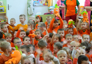 Dzieci witają się z marchewką