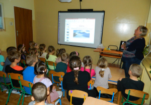 Dzieci z grupy Motylków oglądaja prezentację multimedialną o Austrii.