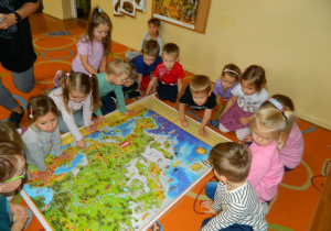 Dzieci z grupy Wiewiórek szukaja na mapie Austrii