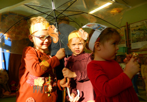 Wojtek z Jagodą stoja pod parasolem w trakcie zabawy o deszczu