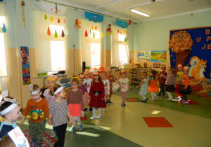 Dzieci tańczą w parach po obwodzie koła