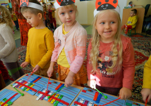 Dzieci z grupy Biedronek grają na dzwonkach