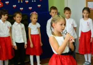 Dziewczynka mówi wiersz do mikrofonu