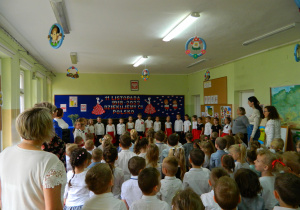 Widok wszystkich dzieci i nauczycieli podczas śpiewania hymnu