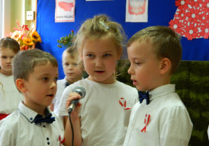 Dzieci mówią wiersze do mikrofonu