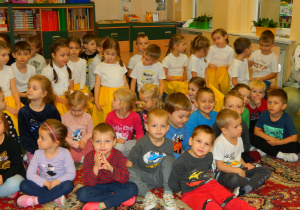 Przedszkolaki czekające na wręczenie nagród