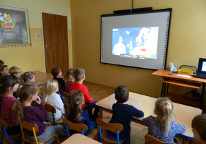 Biedronki oglądaja na tablicy multimedialnej film edukacjny o Finlandii