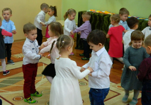 Dzieci tańczą 
