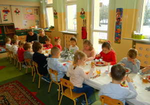 Dzieci wspólnie jedzą wigilijny obiad