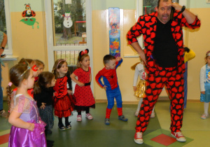 Pan Dawid pokazuje ruchy do tańca dla dzieci