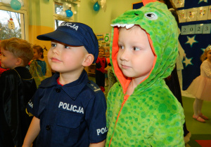 Chłopcy w przebraniu policjanta i dinozaura