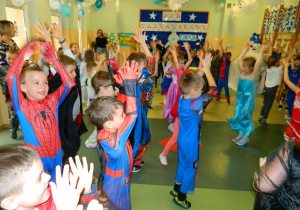 Dzieci podskakują i klaszcza w dłonie podczas zabawy