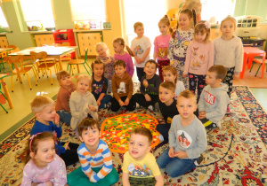 Dzieci z grupy Misiów siedzą wokół papierowej kolorowej pizzy