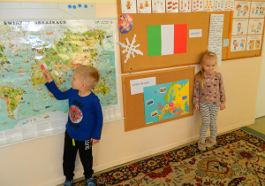 Dzieci pokazują Włochy na mapie